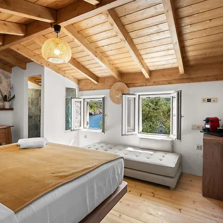 Villa Sea Whisper Beachfront Reached Only By Boat