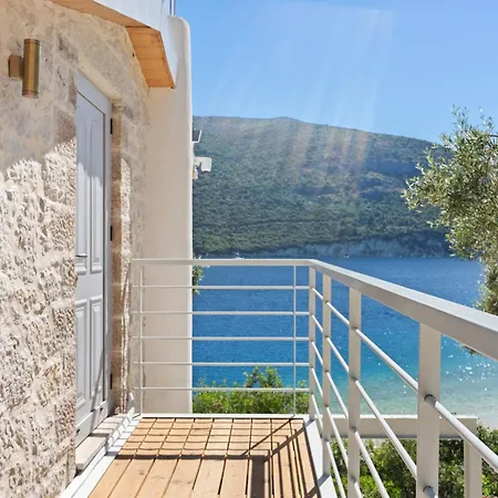 Sea Whisper Beachfront Reached Only By Boat Mikros Gialos
