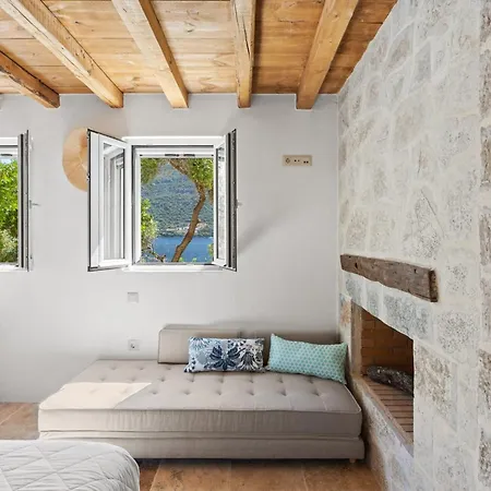 Sea Whisper Beachfront Reached Only By Boat Villa